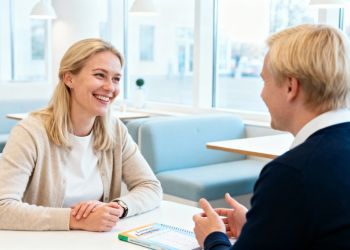 Duas pessoas conversando descontraidamente em um café