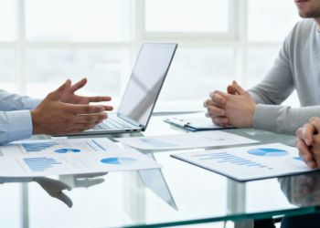 Pessoas em uma reunião profissional